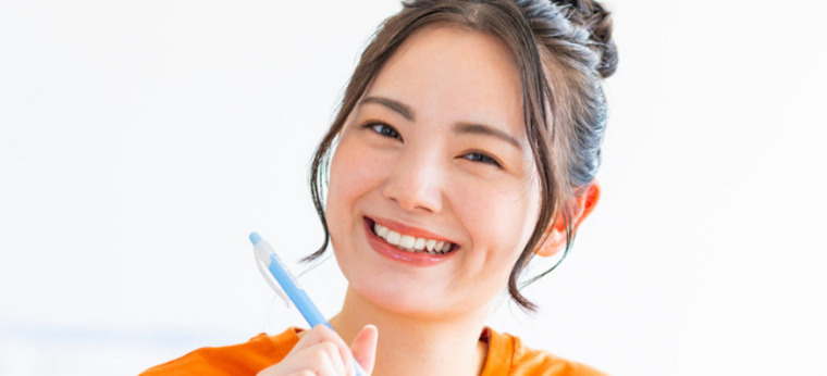 ペンを手に学ぶ女性。こども睡眠カウンセラー育成講座のイメージ