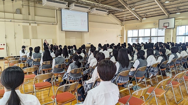 学校体育館で行われた睡眠授業の様子